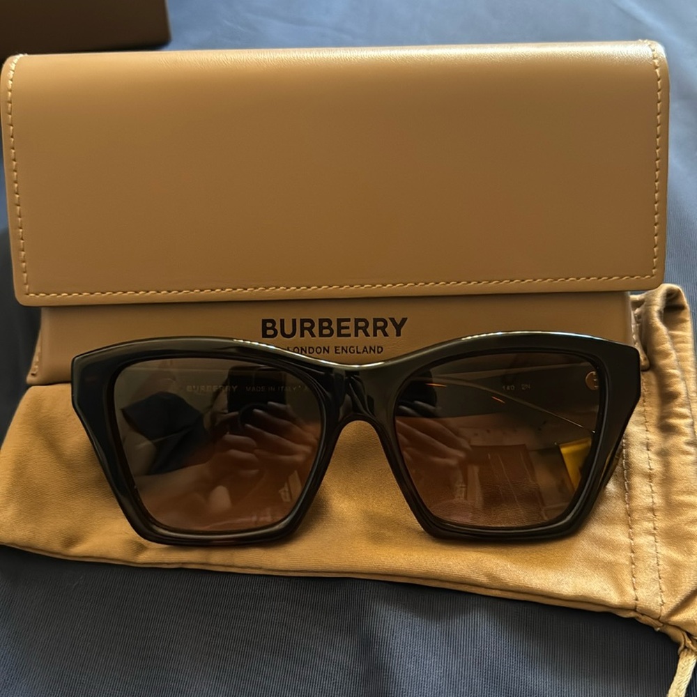 NWOT Burberry Sunglasses Set